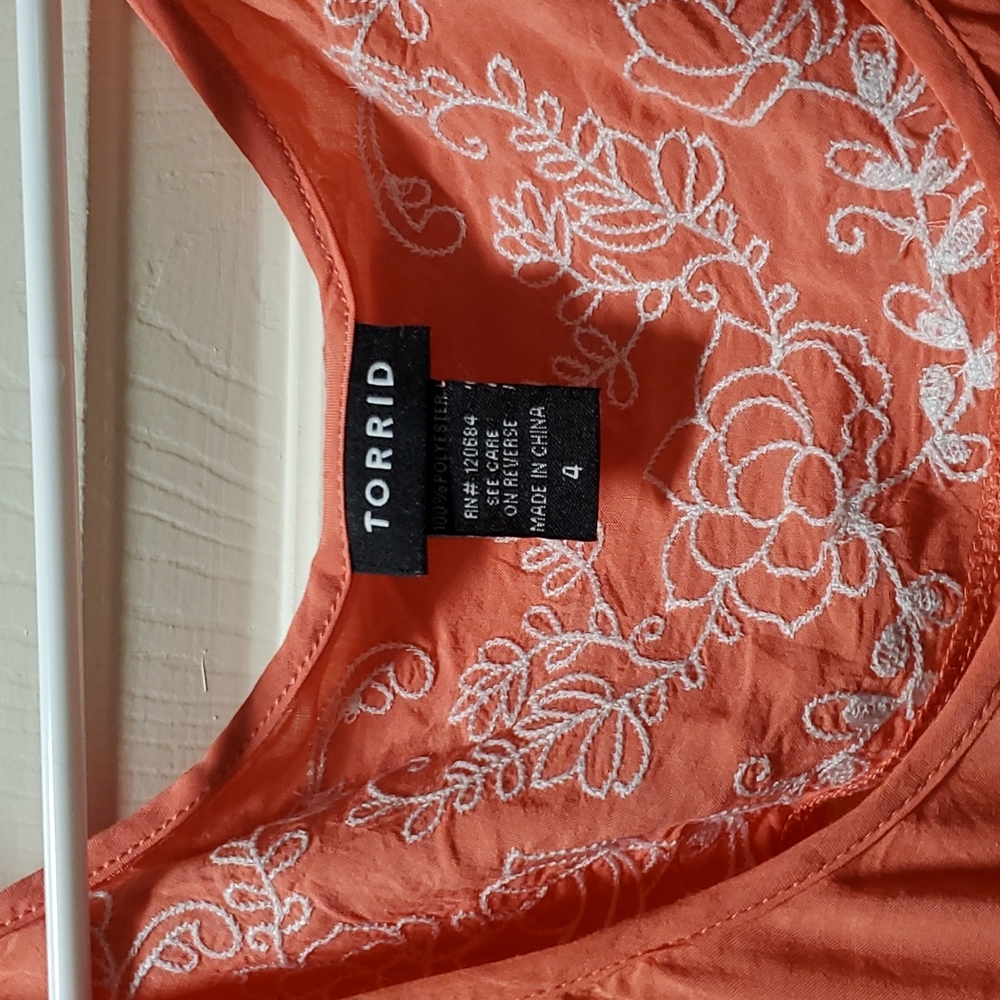 Torrid flowy blouse in good condition size 26 - Picture 2 of 4